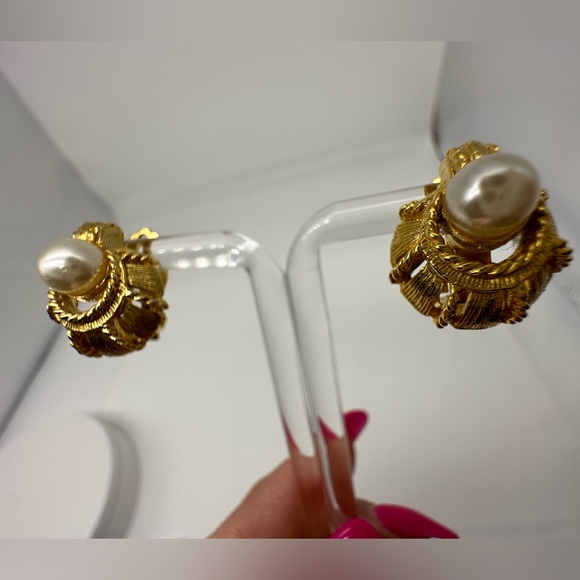 VINTAGE FAUX PEARL 80’s 90’s vibe GOLDTONE CLIP EARRINGS‎ - Picture 8 of 11